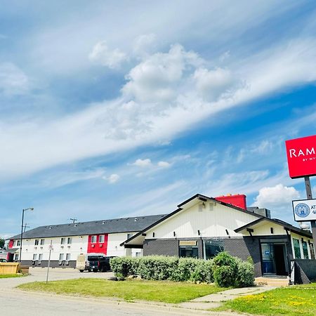 ホテル Ramada By Wyndham ドーソン・クリーク エクステリア 写真