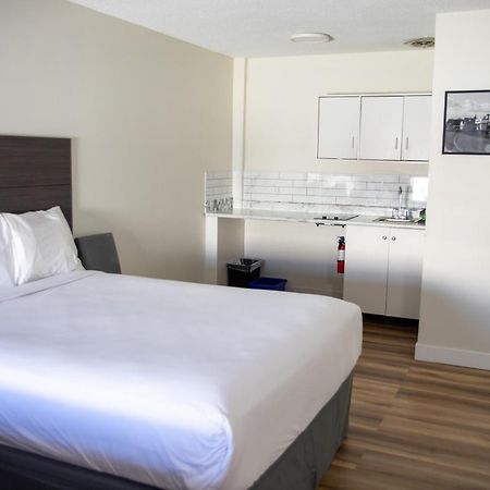 ホテル Ramada By Wyndham ドーソン・クリーク エクステリア 写真