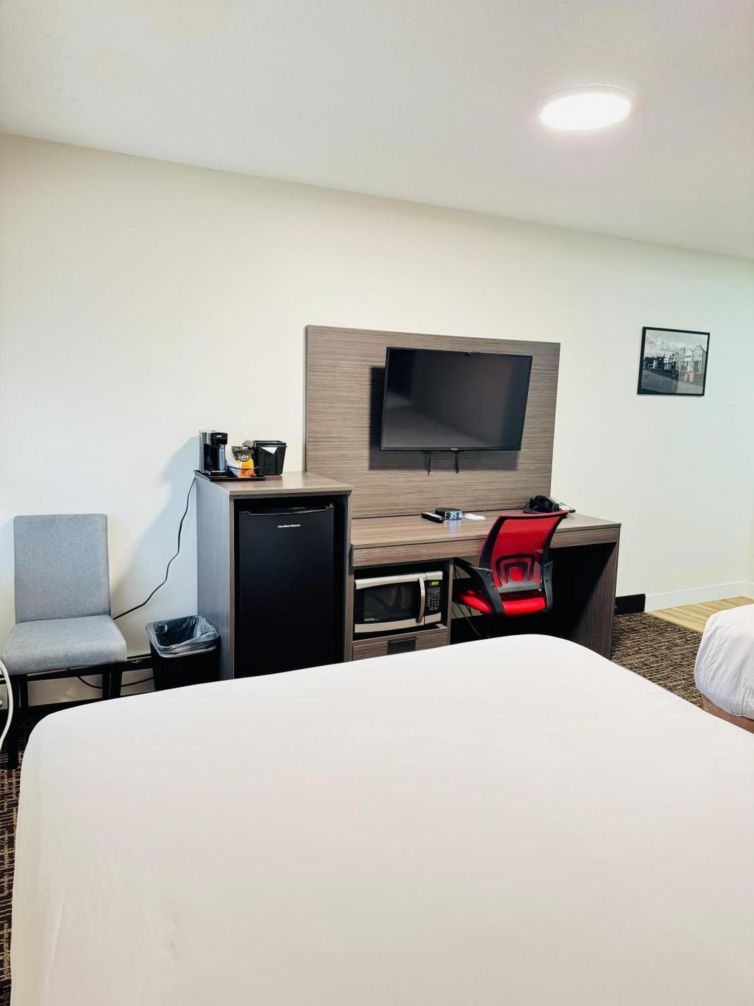 ホテル Ramada By Wyndham ドーソン・クリーク エクステリア 写真