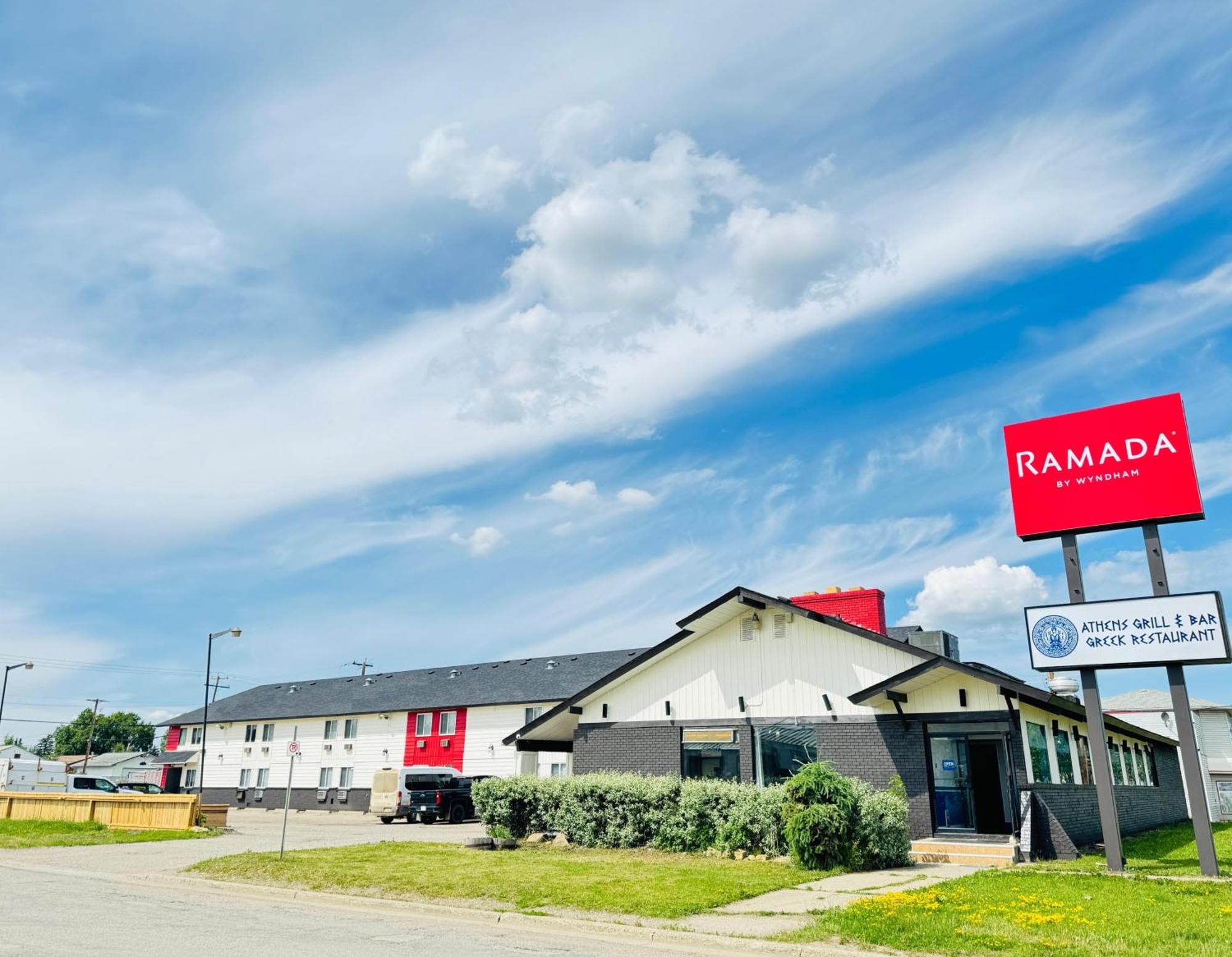ホテル Ramada By Wyndham ドーソン・クリーク エクステリア 写真