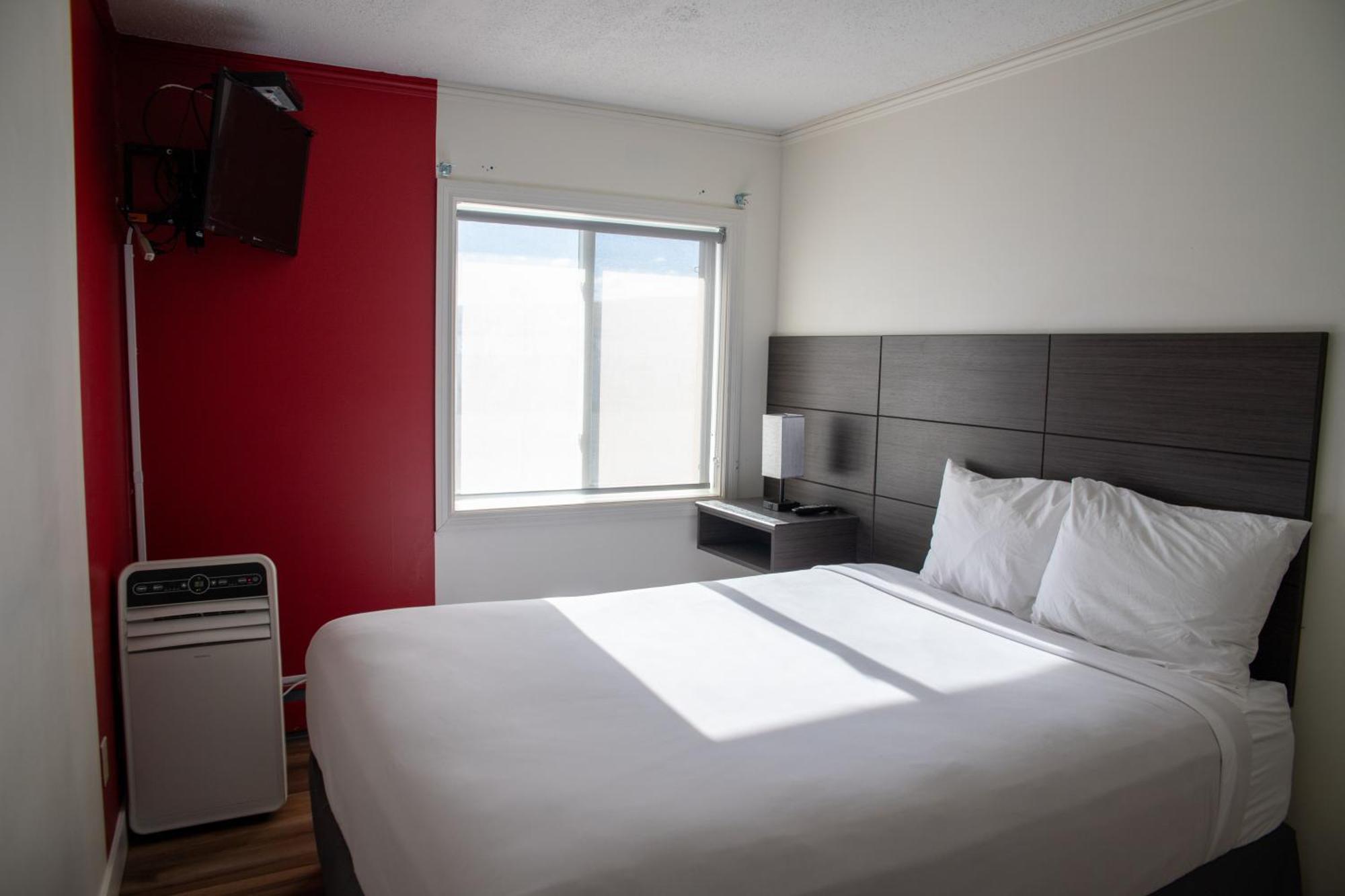 ホテル Ramada By Wyndham ドーソン・クリーク エクステリア 写真