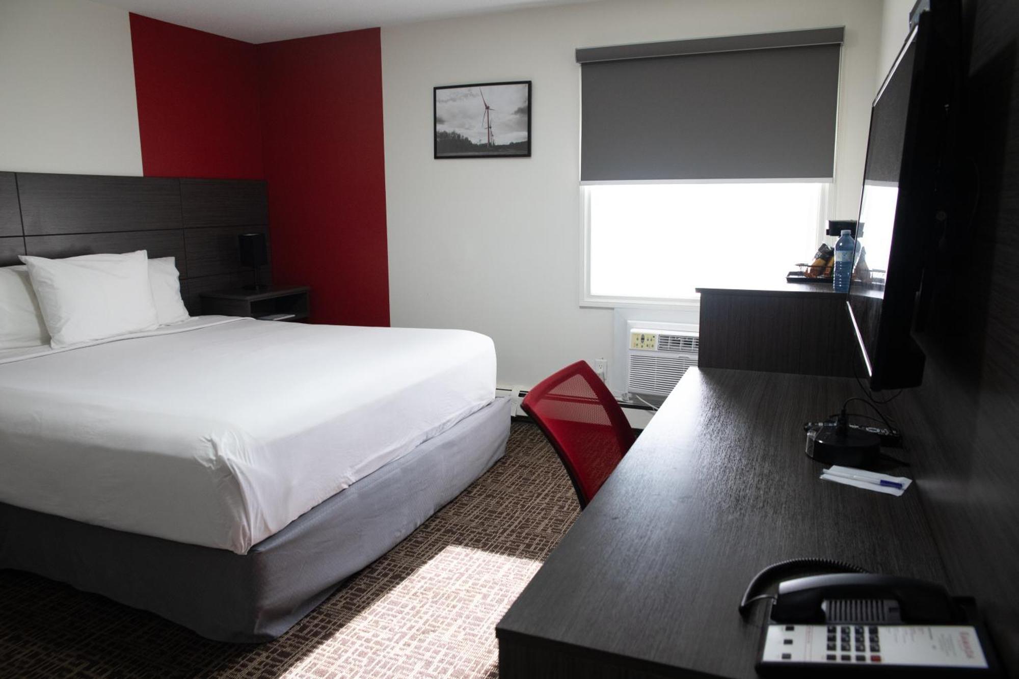 ホテル Ramada By Wyndham ドーソン・クリーク エクステリア 写真