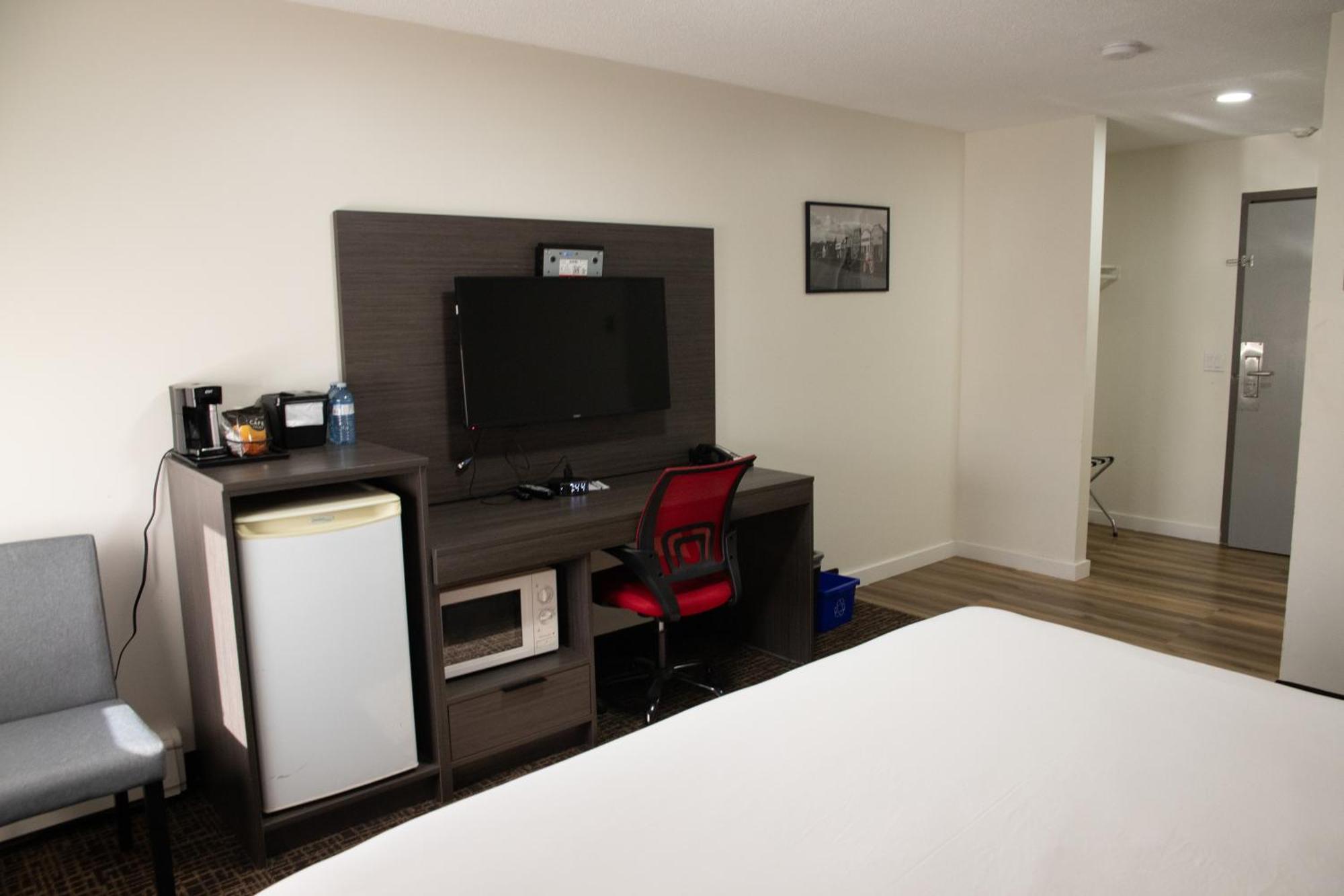 ホテル Ramada By Wyndham ドーソン・クリーク エクステリア 写真