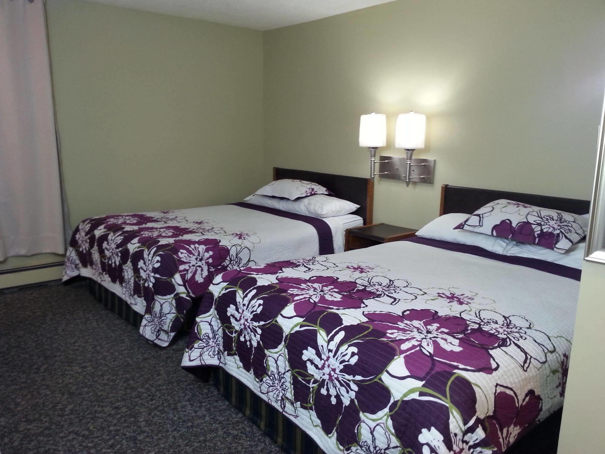 ホテル Ramada By Wyndham ドーソン・クリーク エクステリア 写真
