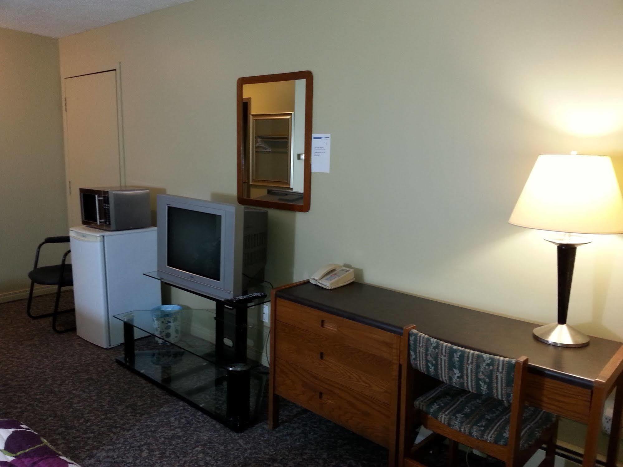 ホテル Ramada By Wyndham ドーソン・クリーク エクステリア 写真