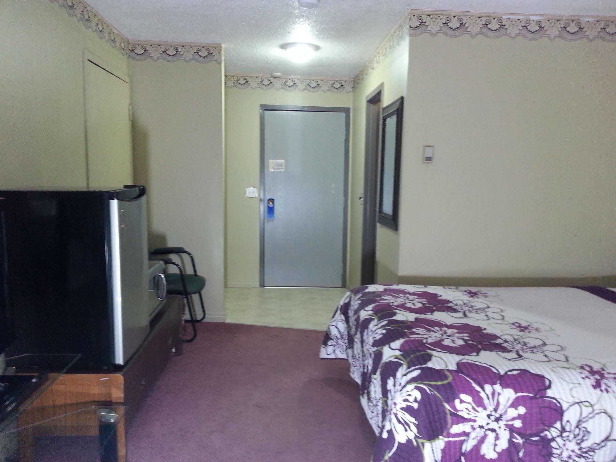 ホテル Ramada By Wyndham ドーソン・クリーク エクステリア 写真